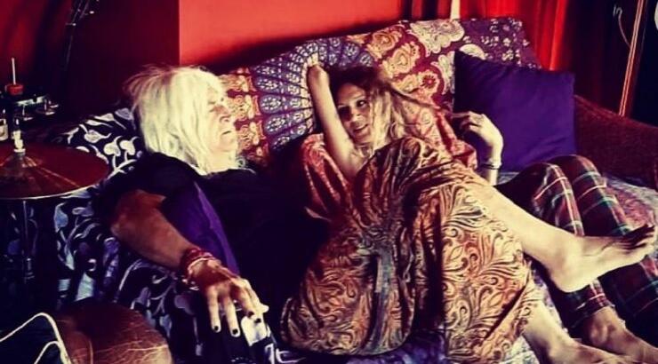 Νίκος Καρβέλας: Η σύντροφός του μας έδειξε πρώτη φορά το πρόσωπο του γιου τους [εικόνα]