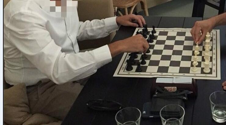 Ποιοί δυο πανίσχυροι Κύπριοι αντίπαλοι πολιτικοί έπαιζαν σκάκι το μεσημέρι της Κυριακής;