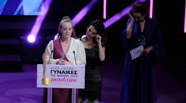 Νιόβη Χαραλάμπους: Συγκινημένη αφιέρωσε το βραβείο της στα MFA στη μητέρα της που έχασε πρόσφατα [βίντεο]