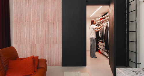 Ένα σκοτεινό γραφείο μεταμορφώθηκε έξυπνα σε ένα διαμέρισμα 55τ.μ. (με ένα κατακόκκινο μπάνιο)