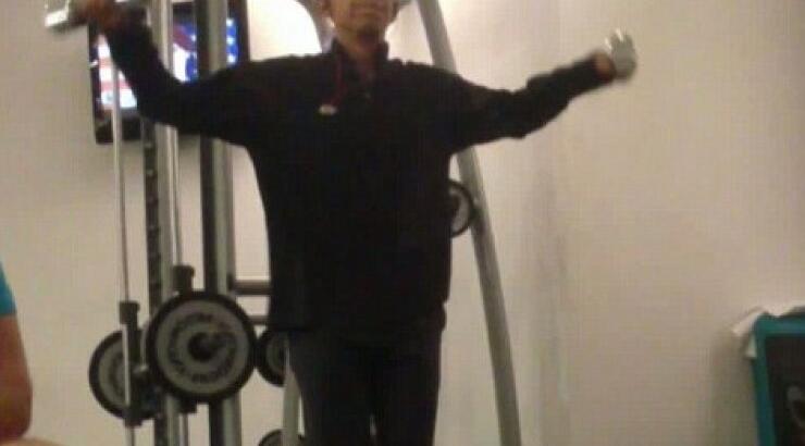 Ο Μπαράκ Ομπάμα ιδρώνει στο γυμναστήριο και σφίγγεται σηκώνοντας βάρη [εικόνες&βίντεο]