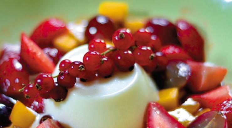 Πανακότα με ταχίνι και σάλτσα κόκκινων φρούτων