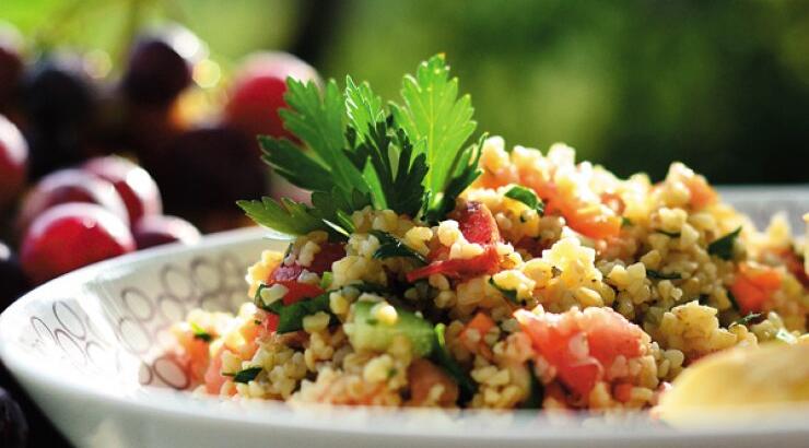 Μεσογειακή σαλάτα με πλιγούρι και κυπριακές πίτες