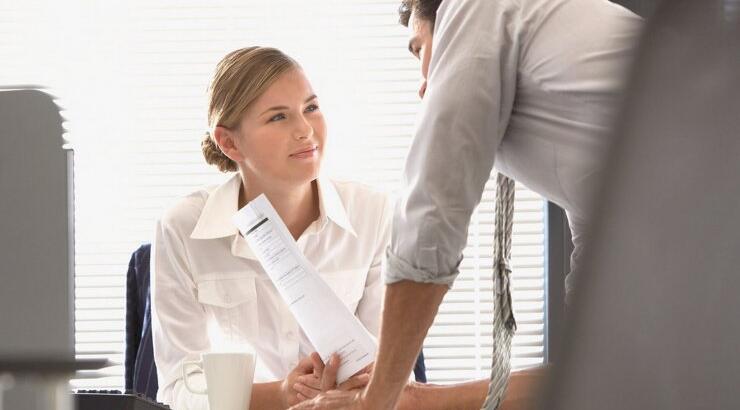 Φλερτάρεις με συνάδελφο; Δεν είσαι η μόνη 