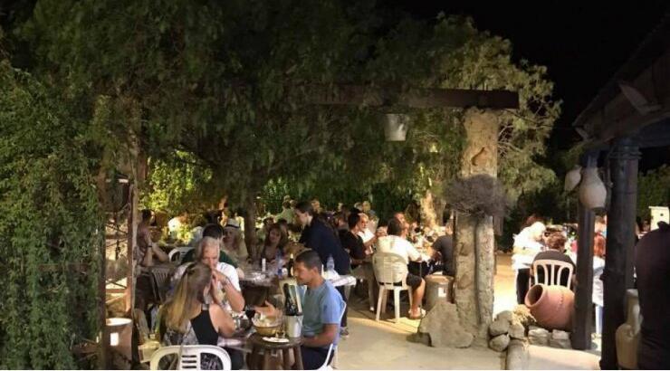 Πάμε για οφτό κλέφτικο σε μία όμορφη αυλή