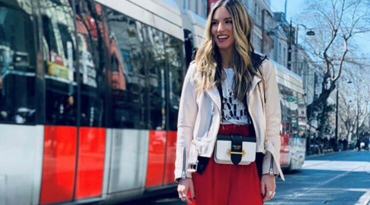 Δεν φαντάζεσαι πόσο κοστίζει η mini τσάντα της Αθηνάς Οικονομάκου…