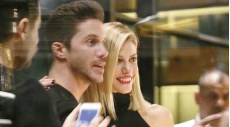 Νίκος Οικονομόπουλος - Ευαγγελία Αραβανή: Δείτε τα καυτά φιλιά του ζευγαριού σε βραδινή του έξοδο [εικόνες]