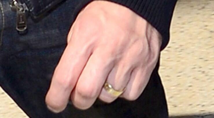 Μπορεί να χώρισε όμως ακόμα φοράει τη βέρα του [φωτογραφίες]