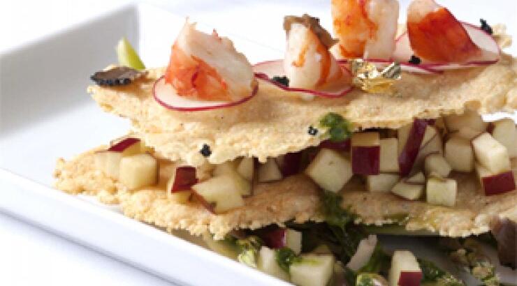 Καραβίδες με σαλάτα από σπαράγγια και μήλα