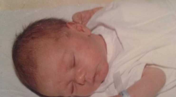 Ποιος κούκλος Έλληνας ηθοποιός είναι το μωράκι στη φωτογραφία;