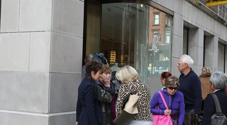 Κοσμοσυρροή έξω από το κατάστημα του Oscar De La Renta [εικόνες]