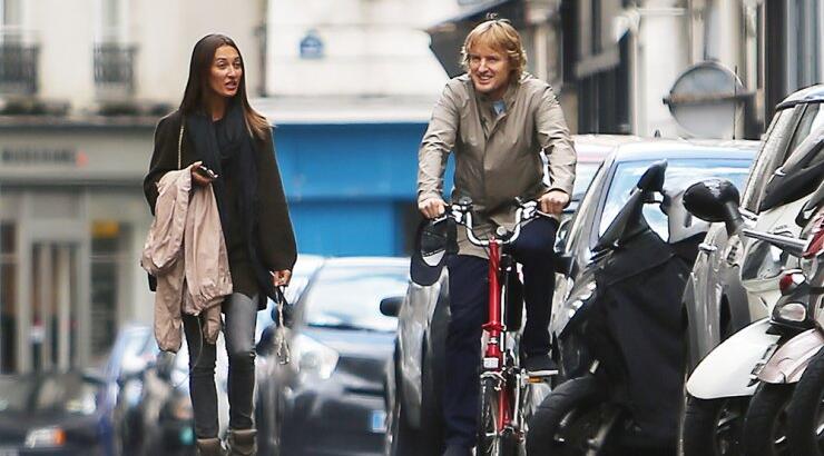 Διάσημος σταρ του Hollywood φλερτάρει στη μέση του Παρισιού [εικόνες]