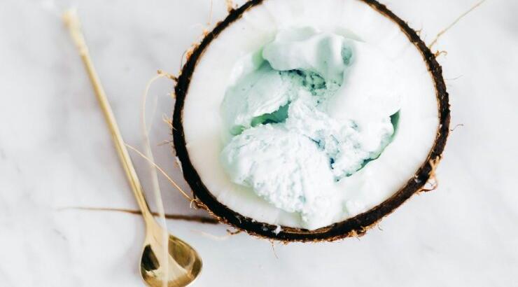 Φτιάξε το πιο υγιεινό coconut παγωτό με μόλις έξι υλικά!