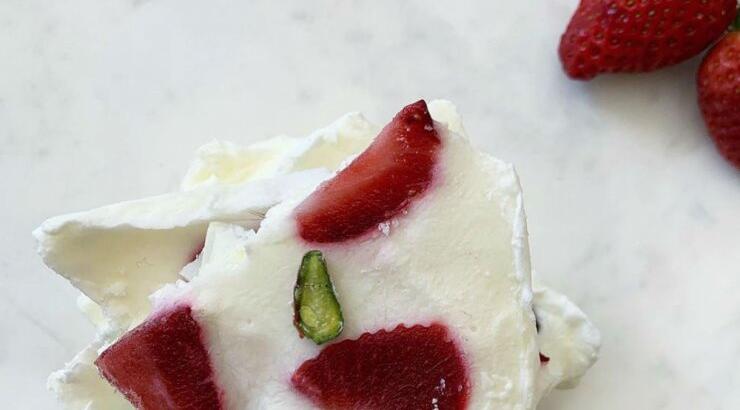 Μάθετε πώς να φτιάξετε παγωτό γιαούρτι με φράουλες με μόνο 47 θερμίδες!