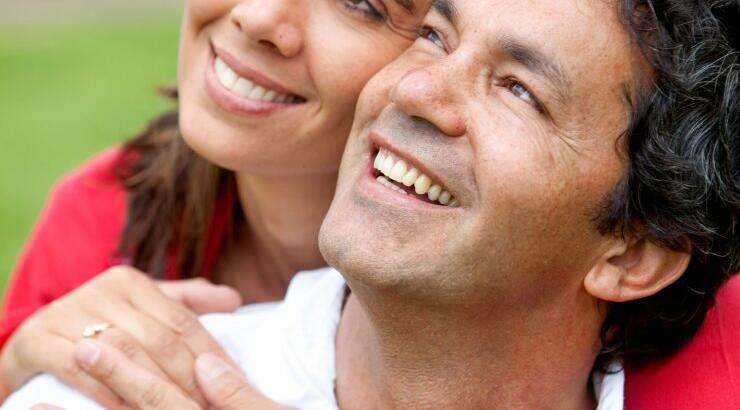 6 + 1 σημάδια ότι ο άντρας σας είναι το... παιδί της μαμάς!