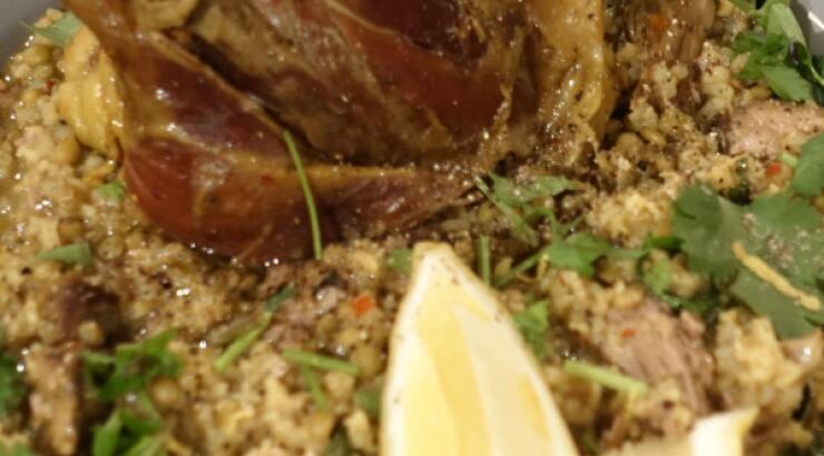 Σιγομαγειρεμένο αρνάκι με φακές