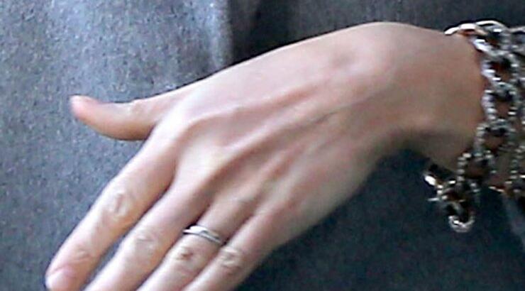 Φημολογείται πως χωρίζει…η βέρα όμως το διαψεύδει!!! Για ποιαν διάσημη πρόκειται;