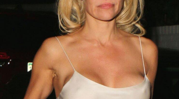 Δείτε το νέο look της Pamela Anderson [εικόνες]
