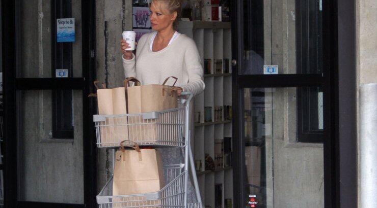 Η σεξοβόμβα Pamela Anderson σε supermarket!