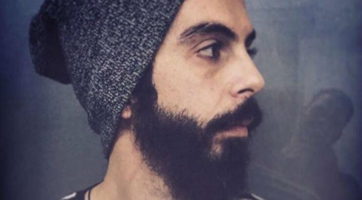 Παναγιώτης Κυριάκου: Δεν θα πιστεύετε που έχει τοποθετήσει εξώφυλλο του η μητέρα του στο πατρικό του!