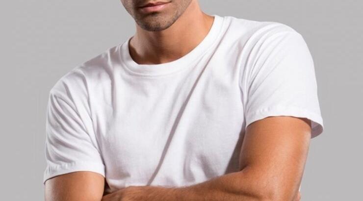 Παναγιώτης Βασιλάκος: Δείτε τον μαζί με την κούκλα σύντροφό του σε γυμνή φωτογράφηση