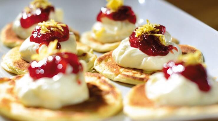 Pancakes µε τυρί κρέµα, ξύσµα λεµονιού και µαρµελάδα φράουλα