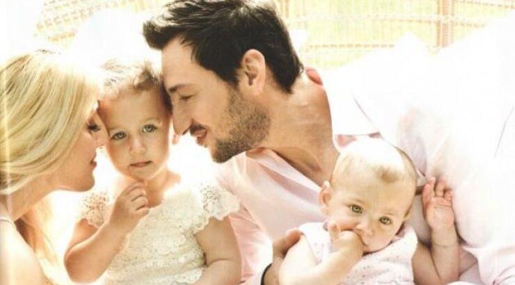 Ο Πάνος Καλίδης φωτογραφίζεται με την οικογένειά του