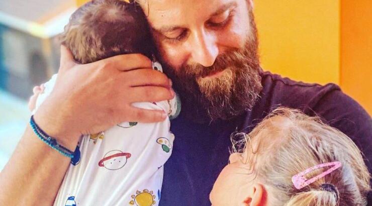 Πάνος Μακρής: “Η κόρη μου ήθελε να ανεβαίνει μαζί μου στη σκηνή και τη μαζεύαμε” [βίντεο]