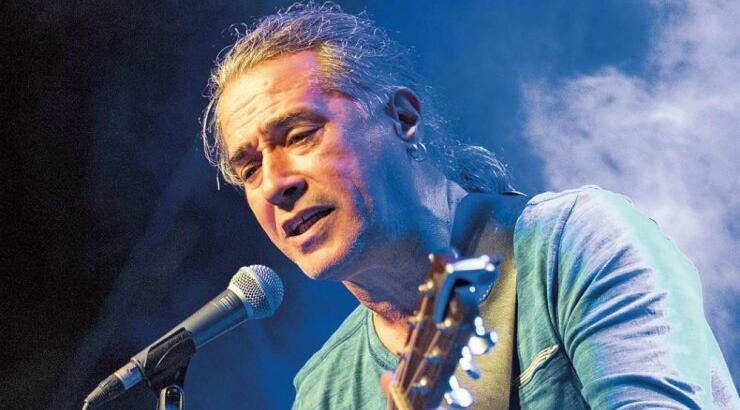 Ο Παντελής Θαλασσινός τραγουδά για την "Αροδαφνούσα"