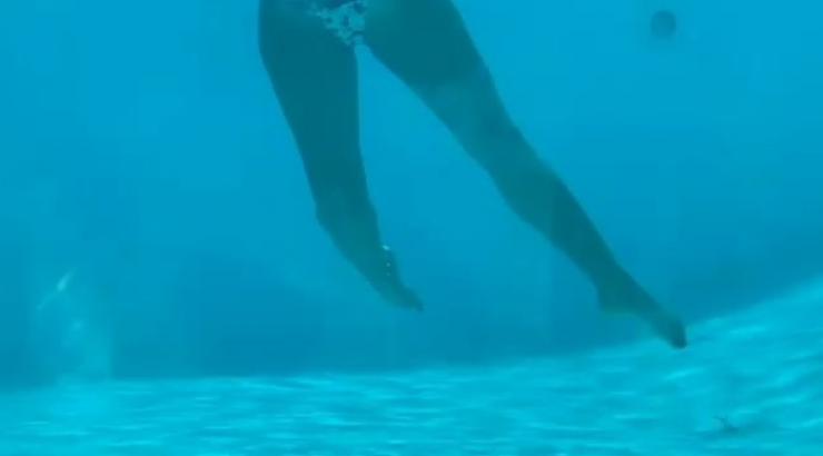 Επώνυμη Ελληνίδα χορεύει με μπικίνι στα 48 της χρόνια στο βυθό τρελαίνοντας τους διαδικτυακούς της φίλους!