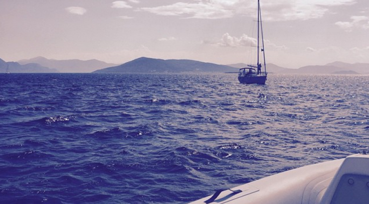 Ελληνίδα τραγουδίστρια κάνει βόλτα με φουσκωτό και απολαμβάνει αυτή τη θέα!