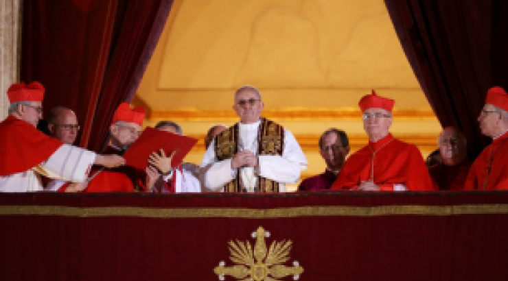 O Πάπας Φραγκίσκος έπεσε από τον θρόνο (φωτο)