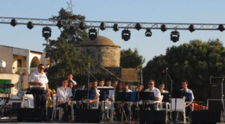 Βραδιά αλληλεγγύης και στο Παραλίμνι η χθεσινή 