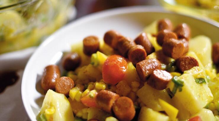 Πατατοσαλάτα ψιλοκομμένη με λαχανικά και λουκάνικα σοτέ με αρωματικό βούτυρο