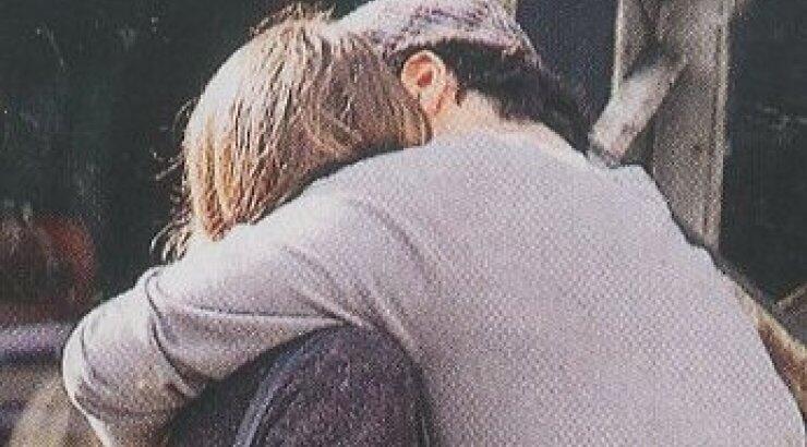 Πρωταγωνίστρια κυπριακής σειράς πιάστηκε αγκαλιά με το σύντροφό της στην Αθήνα