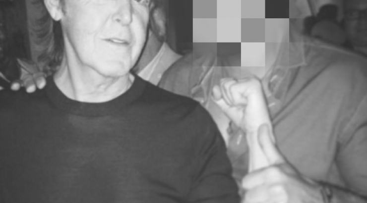 Ηθοποιός σε κυπριακή σειρά αγκαλιά με τον Paul McCartney των Beatles!