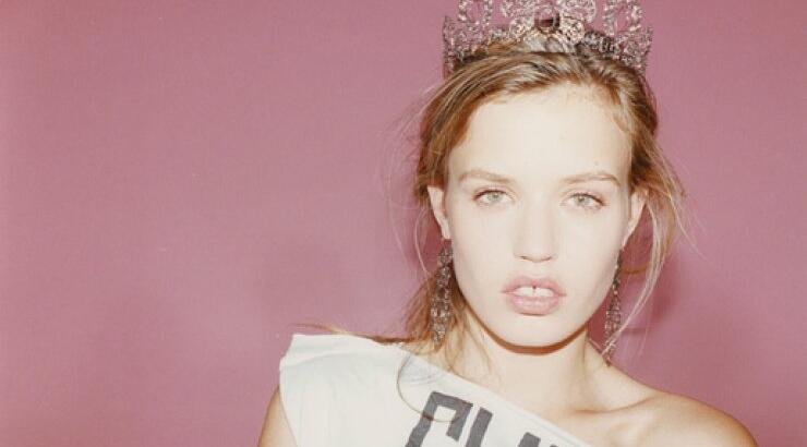 Η Georgia Jagger φορά την τιάρα της Vivienne Westwood