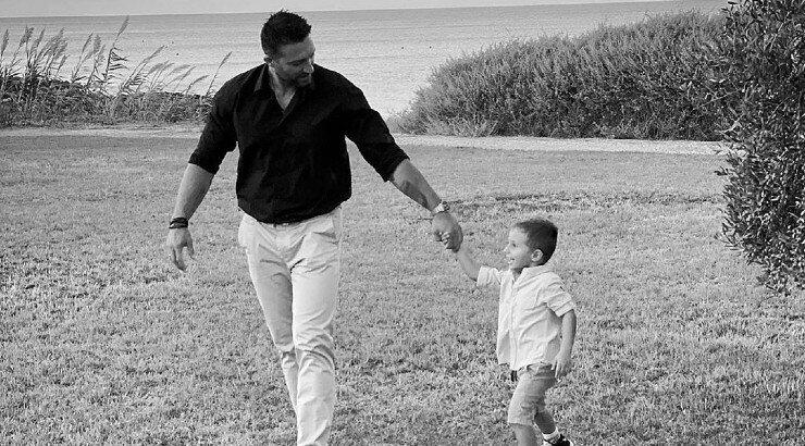 Συγκινεί ο Κυριάκος Πελεκάνος: "Έβλεπα παπάδες με τους γιους τους και ζήλευα γιατί εγώ δεν μπορούσα να το έχω"