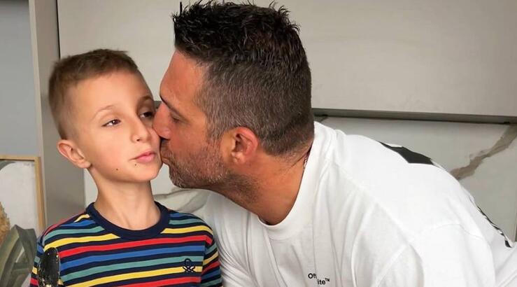 Η τρυφερή εξομολόγηση του Πελεκάνου για τον γιο του: “Συγκινείται απίστευτα και κλαίει” [βίντεο]