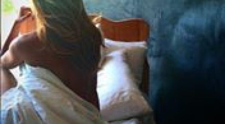 Κύπρια γυμνή στο κρεβάτι