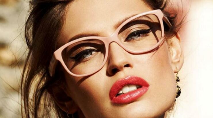 Φοράς γυαλιά; Αυτά τα top tips μακιγιάζ θα τα χρειαστείς!