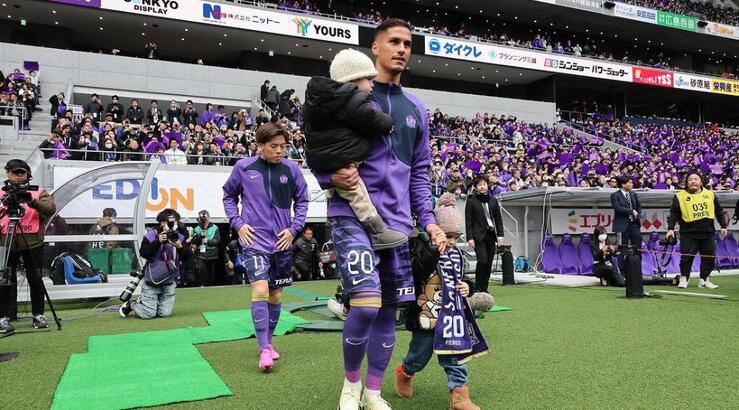 Πιέρος Σωτηρίου: Μας δείχνει τους γιους του να παρακολουθούν τον αγώνα της ομάδας του [εικόνα]