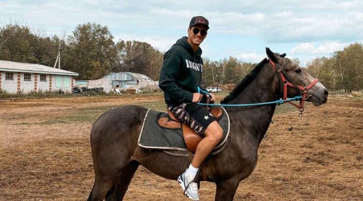 Είδαμε τον Πιέρο Σωτηρίου να κάνει ιππασία και εντυπωσιαστήκαμε! [βίντεο]