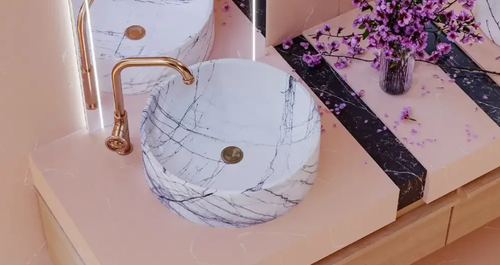 Η απρόσμενη, ιδανική απόχρωση αν δεν θέλεις ένα λευκό μπάνιο