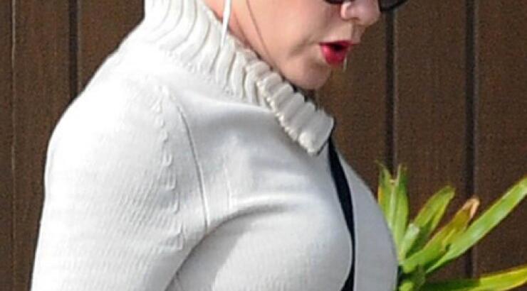 Ήθελε να κρυφτεί κι όμως την πρόδωσε το ροζ…καπέλο της [φωτογραφίες]