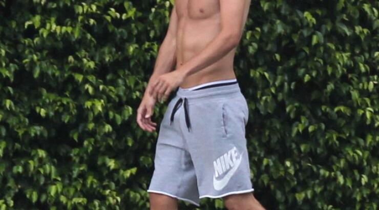 Ημίγυμνος ο Pique ξεκουράζεται χωρίς τη Shakira [εικόνες]