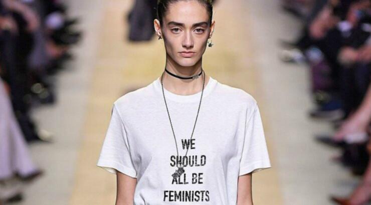 Συνδύασε το t-shirt με την πλισέ σου φούστα!