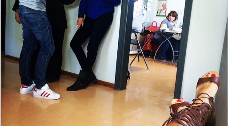 Σε ποια παρουσιάστρια ανήκουν αυτά τα καλλίγραμμα πόδια;