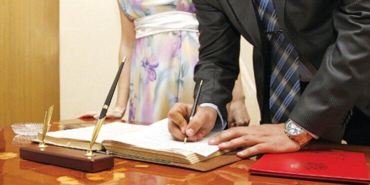 Τελούνται στη Λάρνακα ταυτόχρονα 70 πολιτικοί γάμοι 