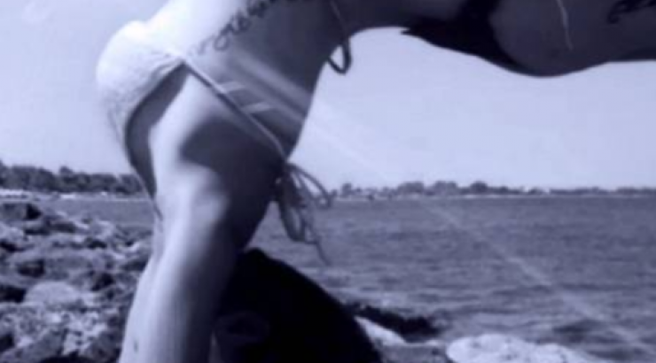 Επώνυμη Κύπρια κάνει yoga δίπλα στη θάλασσα και εντυπωσιάζει το instagram!